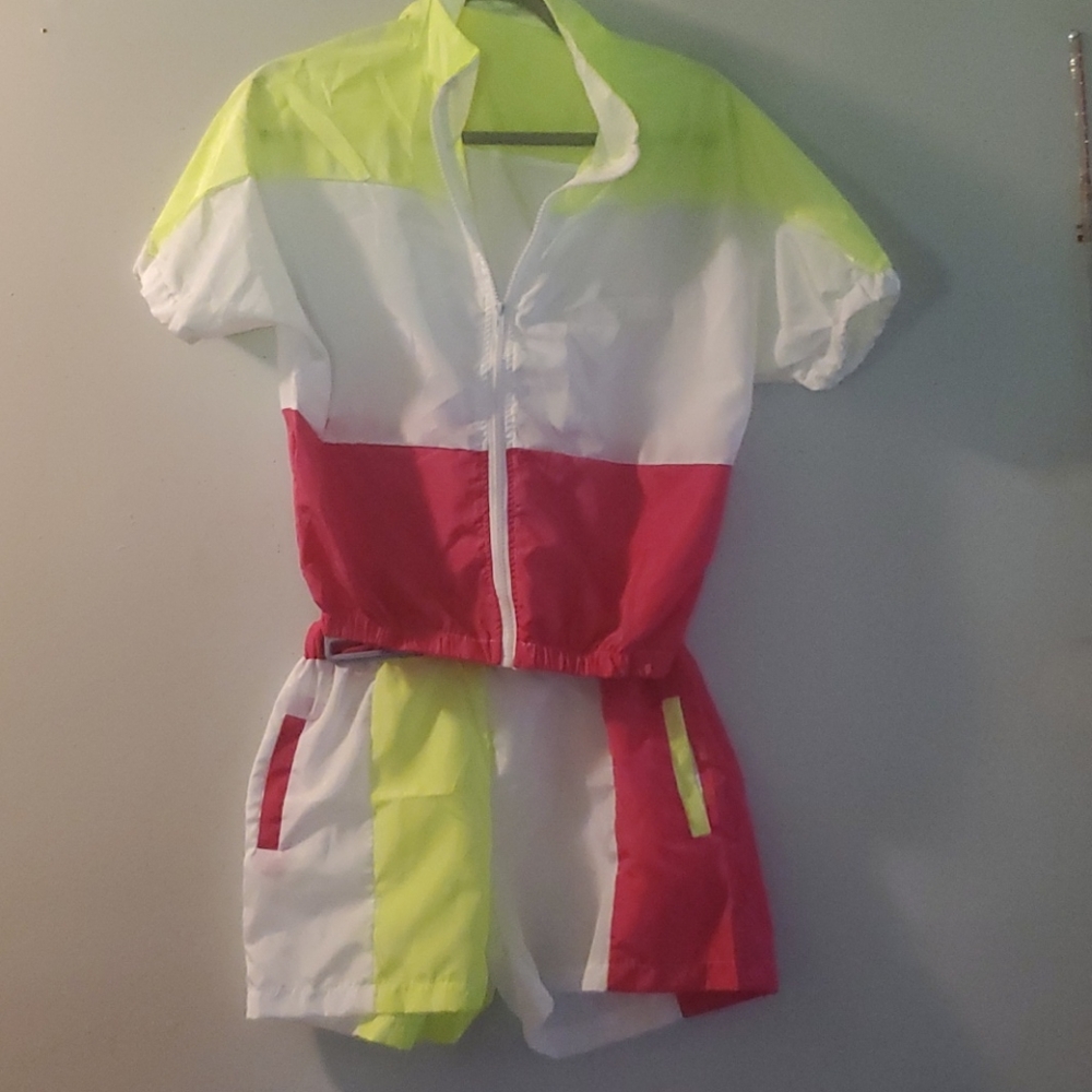 Sm.This is a sporty spice look  two piece short st